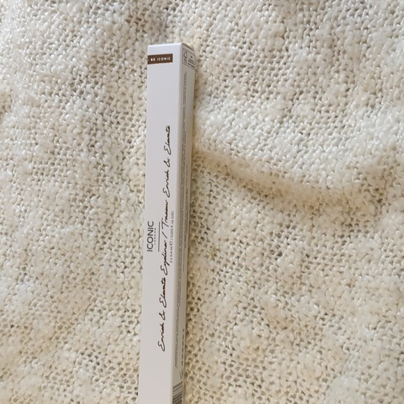 ICONIC London Enrich & Elevate Eyeliner in Black, 0.8ml/0.026fl oz - Picture 4 of 10